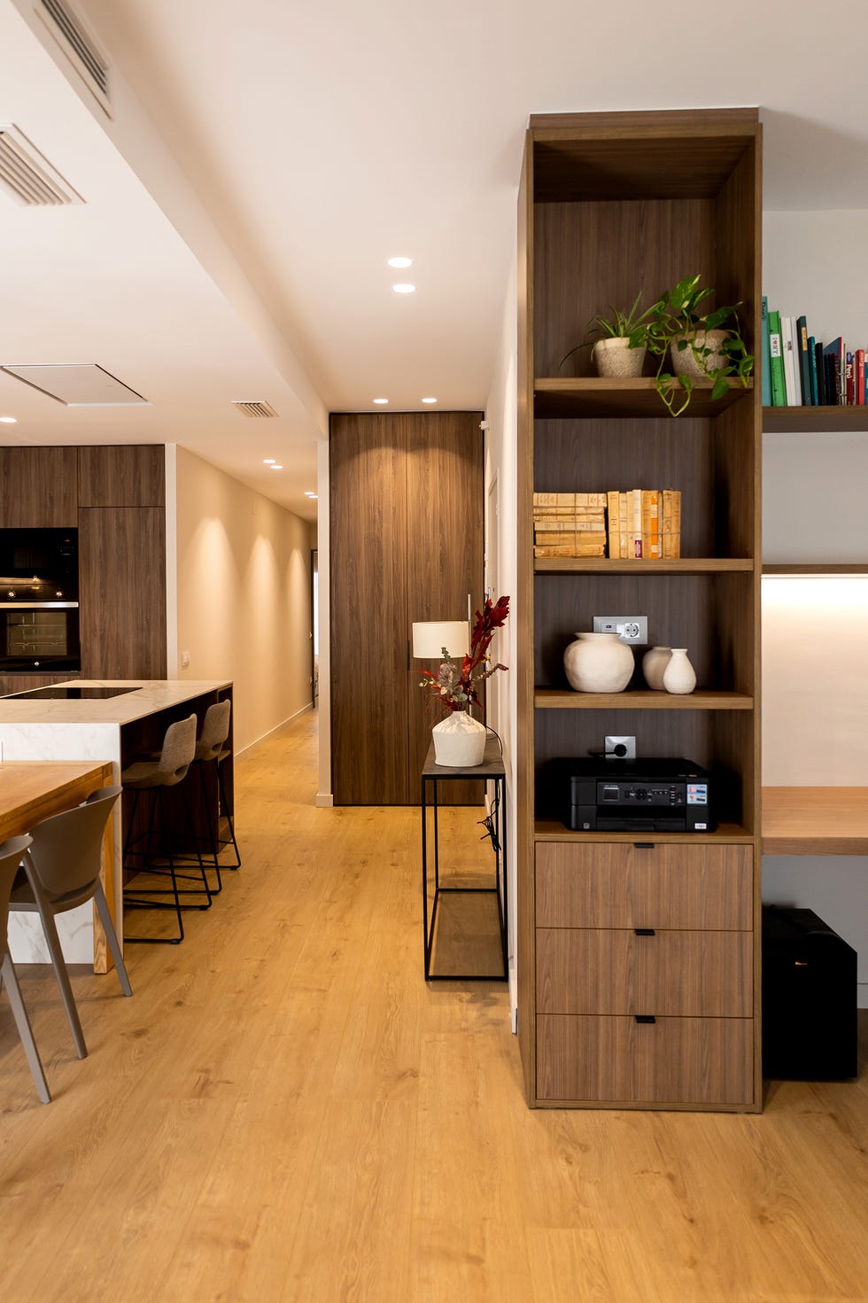 cocina abierta al salón con muebles de madera de diseño moderno