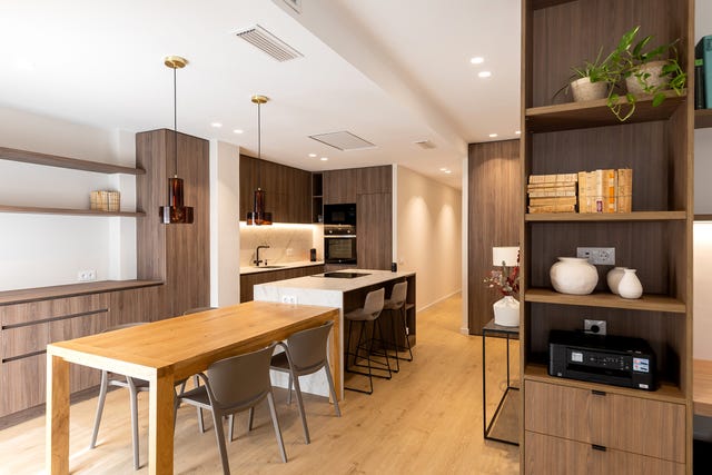 cocina con isla y office diseñada con madera