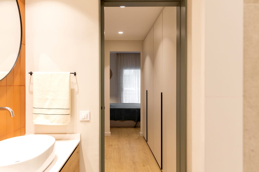 dormitorio con baño en suite