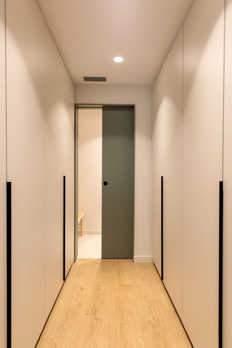 vestidor con puertas de acabado mate de suelo a techo
