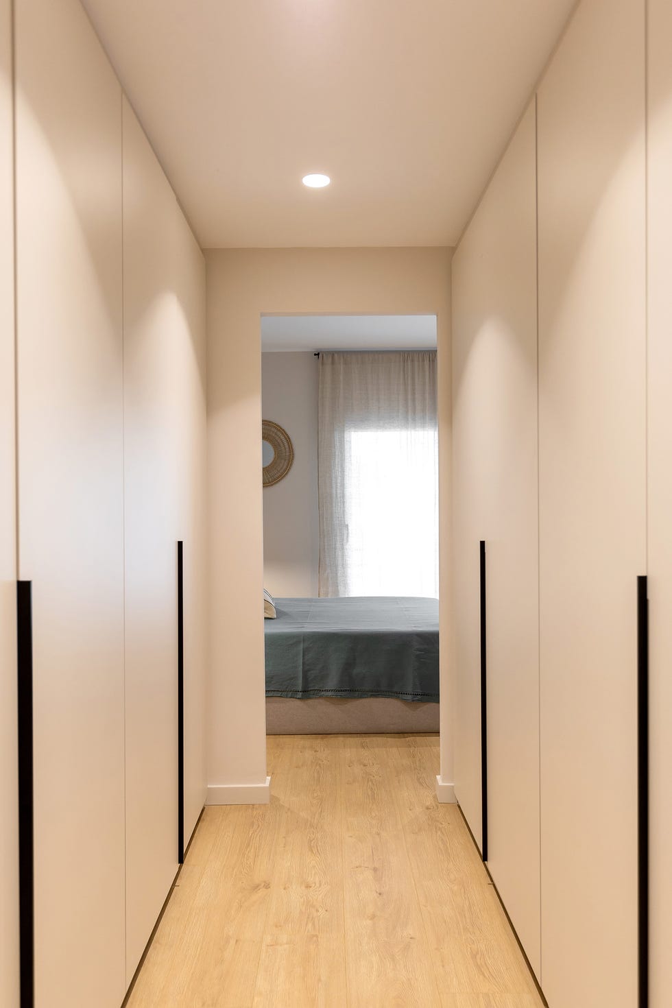 vestidor con puertas de acabado mate de suelo a techo