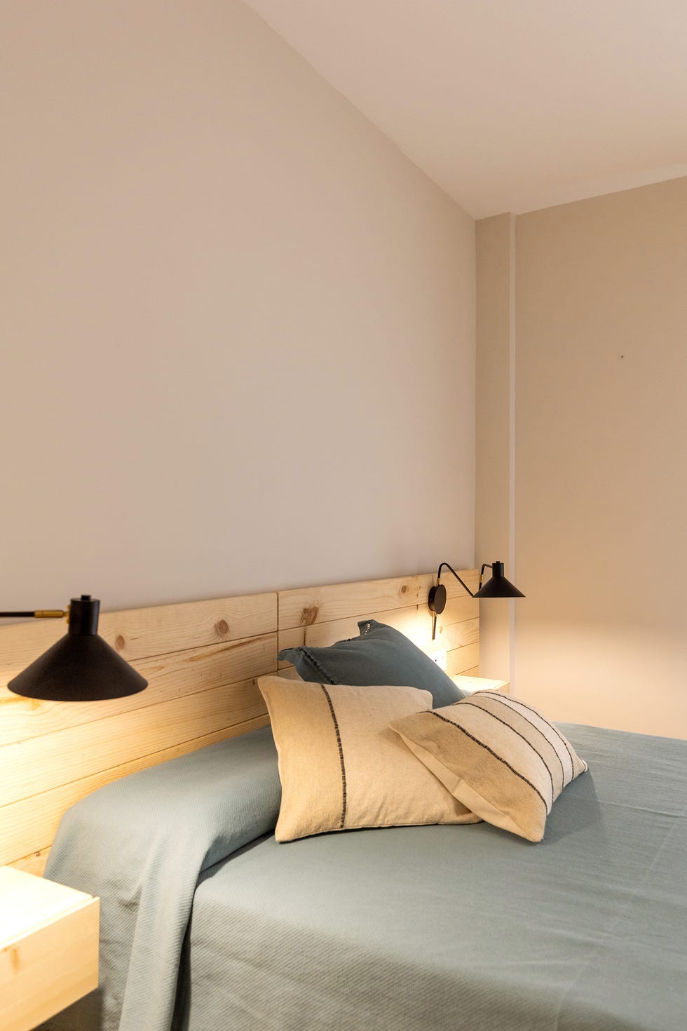 dormitorio con cabecero de madera