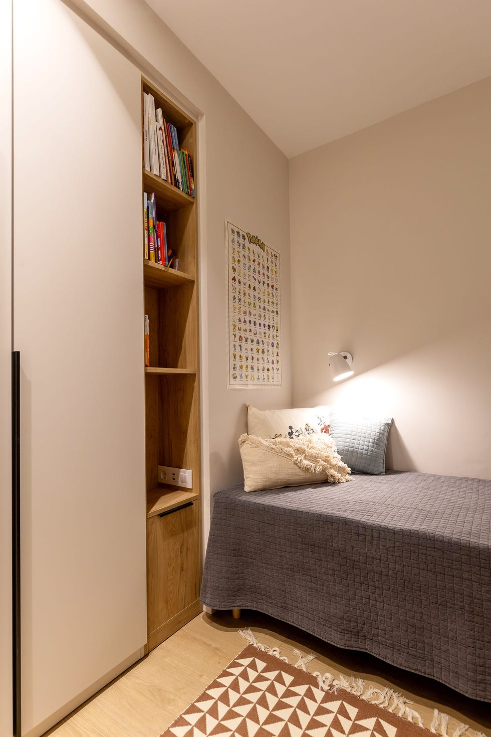dormitorio infantil con estantería de madera empotrada