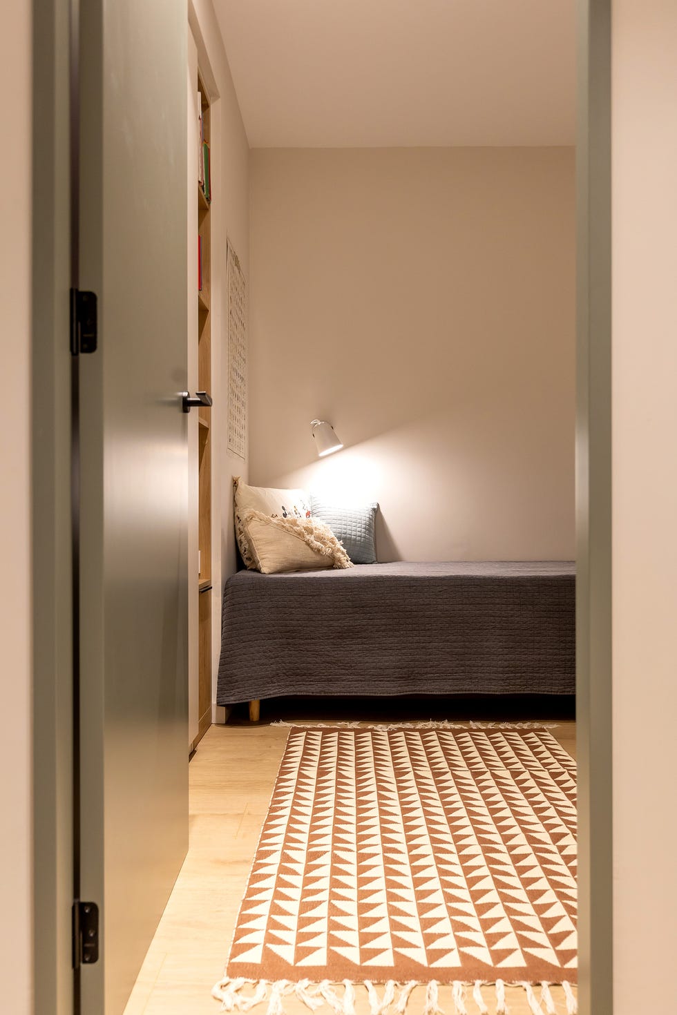 dormitorio infantil con alfombra en zigzag
