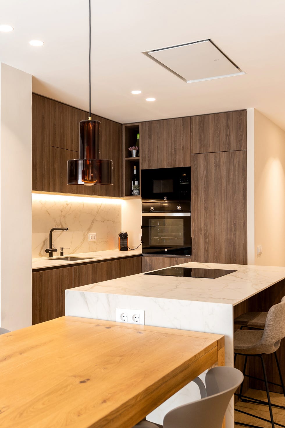 cocina con isla y office diseñada con madera