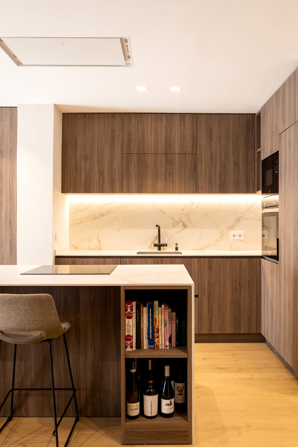 cocina con isla y office diseñada con madera