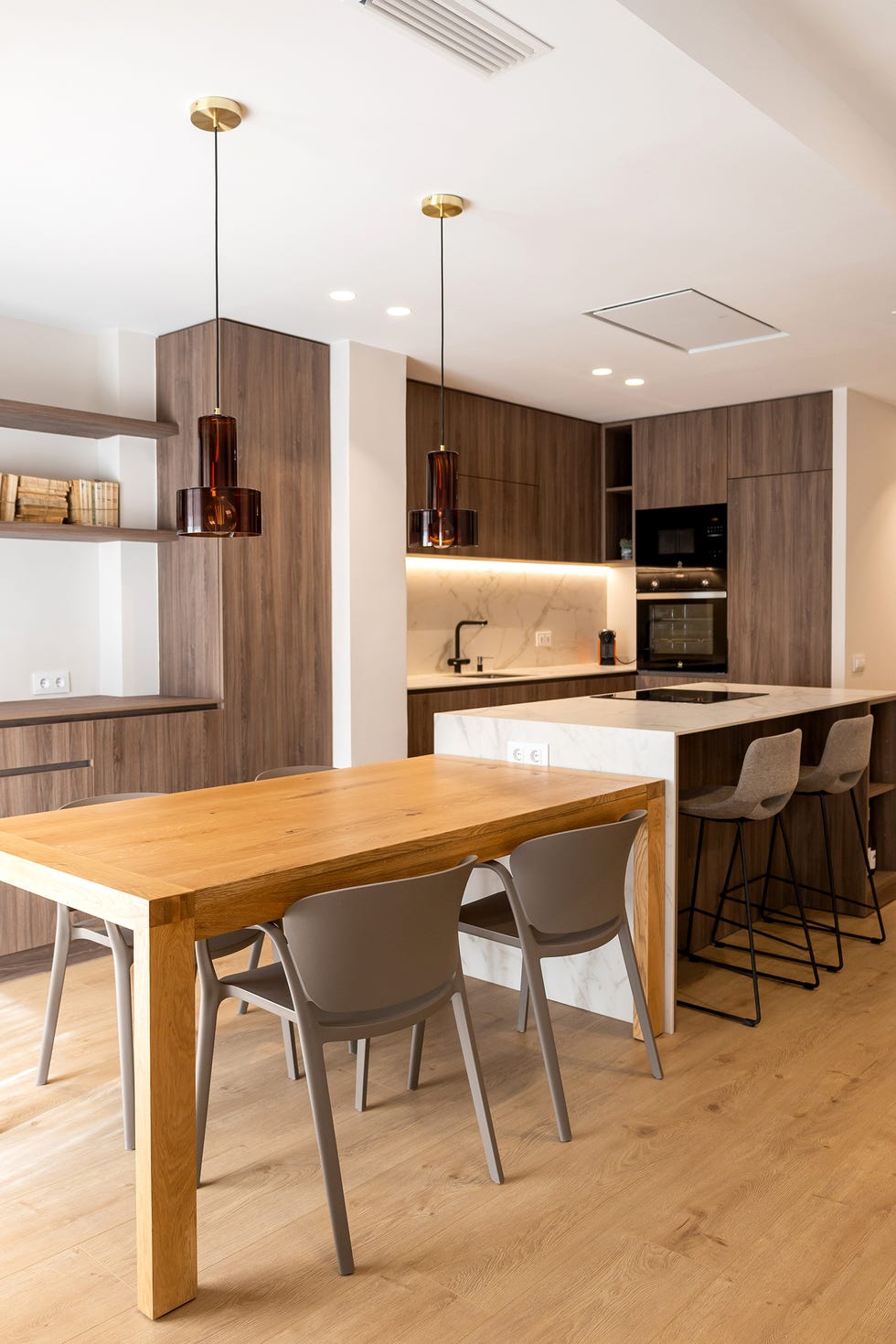 cocina con isla y office diseñada con madera