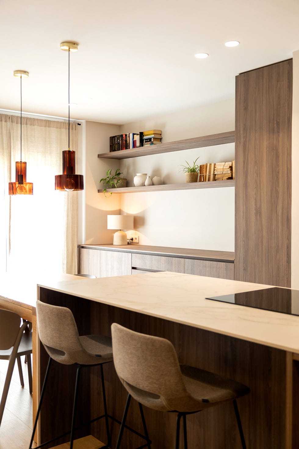 cocina con isla y office diseñada con madera