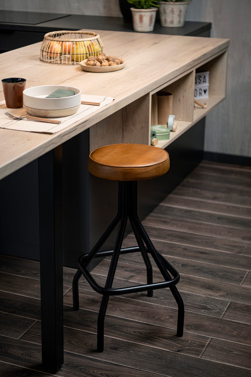 mesa de comedor de madera con taburetes industriales