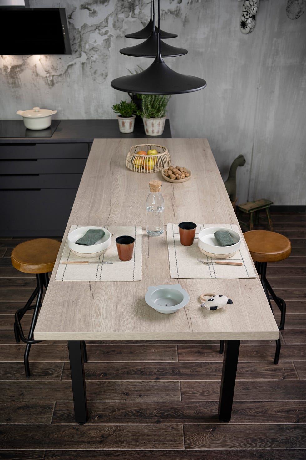 mesa de comedor de madera con taburetes industriales