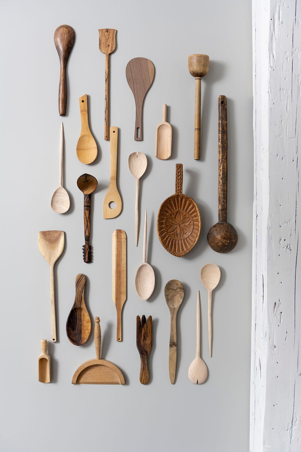 cucharas de madera decorando la pared