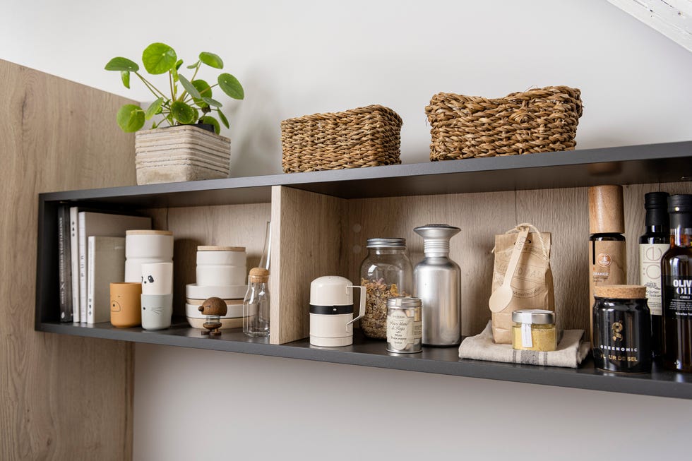 estantería de madera y metal en la cocina
