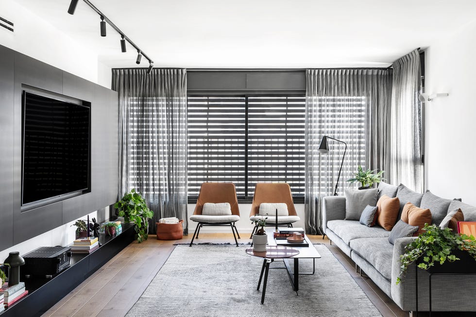 salón de diseño moderno en gris con acentos camel