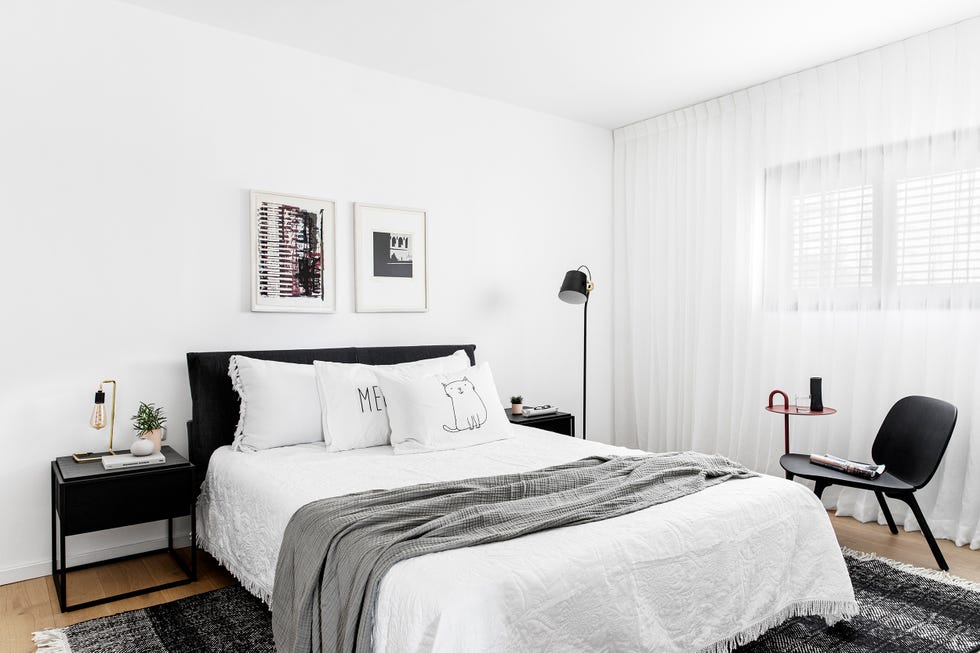 dormitorio moderno decorado en blanco y negro