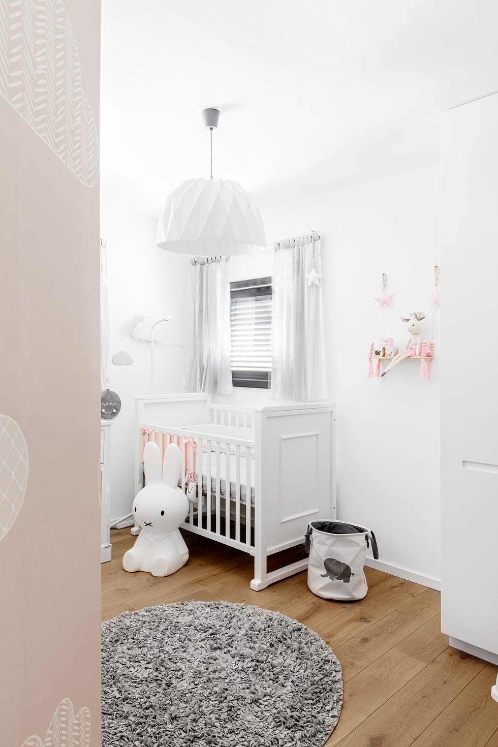 habitación infantil de estilo nórdico con papel pintado rosa