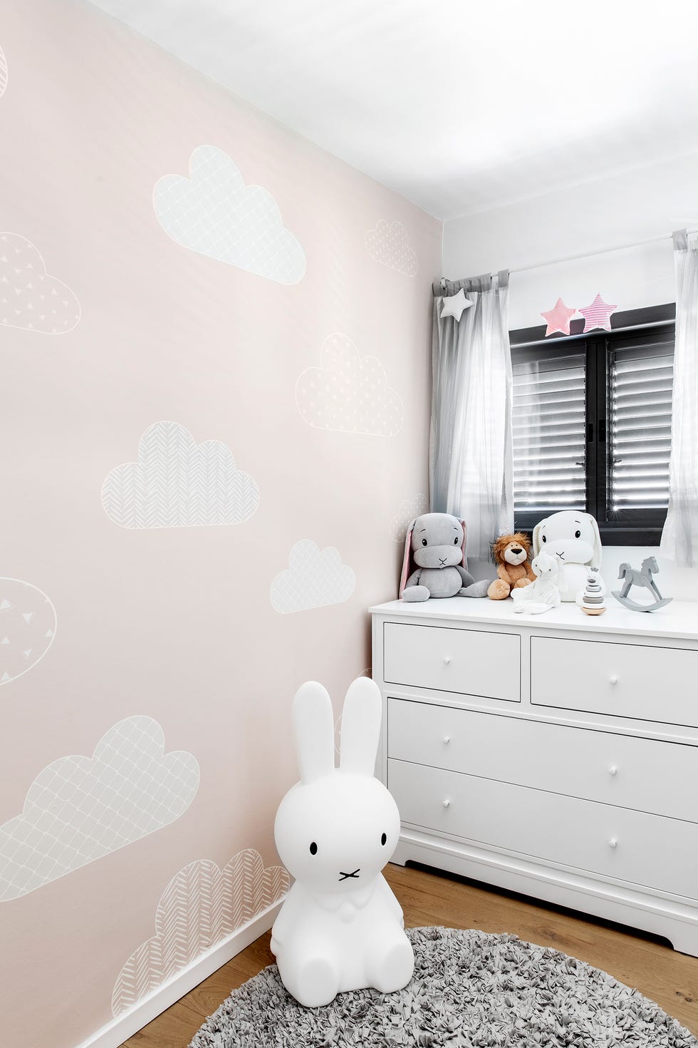 habitación infantil de estilo nórdico con papel pintado rosa