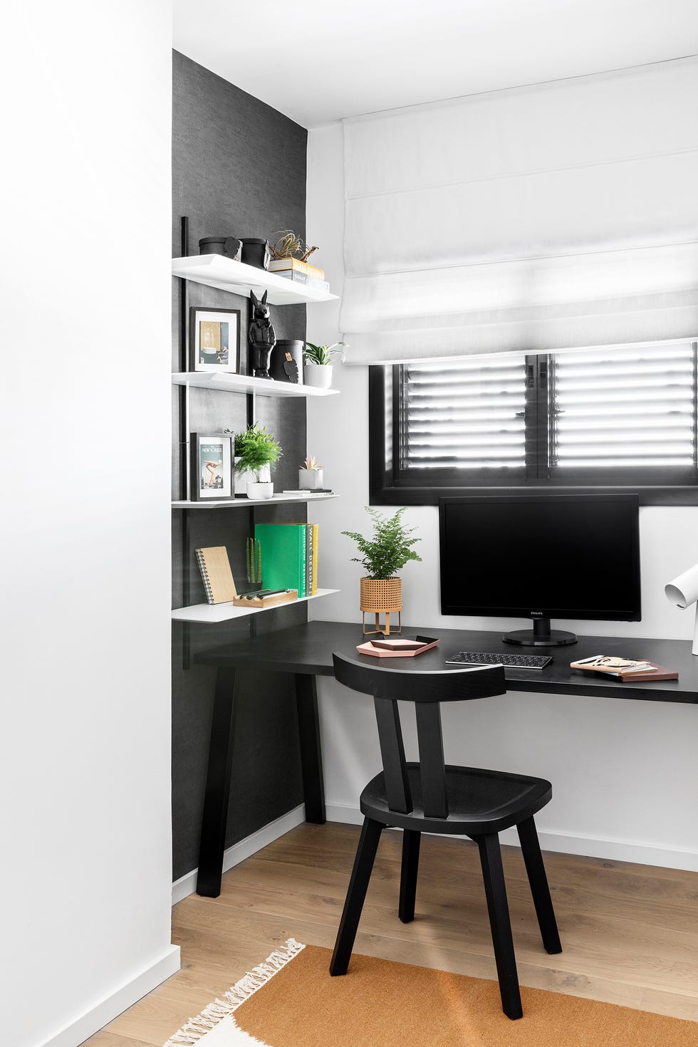 despacho moderno y minimalista con mesa de escritorio y silla en color negro