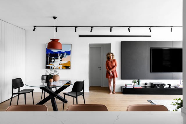 comedor abierto al salón de diseño moderno en blanco y negro