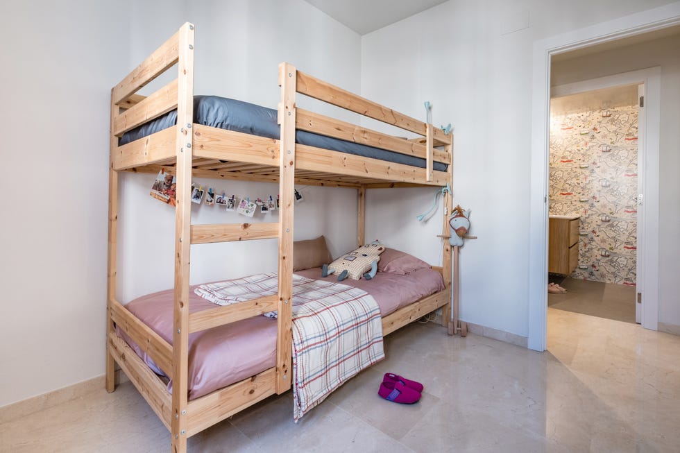 habitación infantil con literas de madera