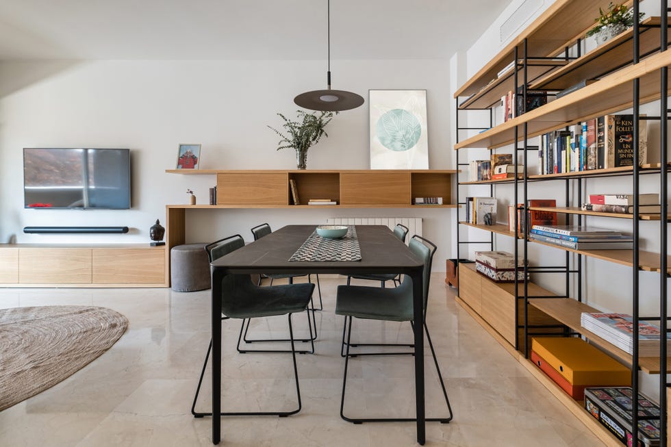 comedor de diseño industrial y estantería de hierro con estantes de madera