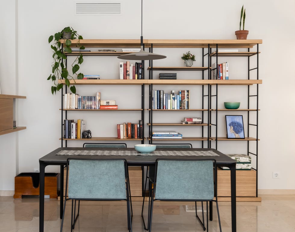 comedor de diseño industrial y estantería de hierro con estantes de madera