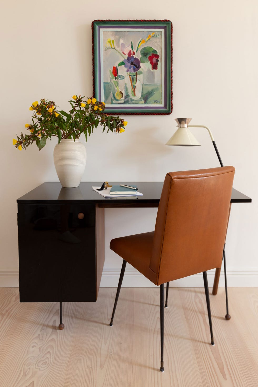 escritorio de diseño contemporáneo con silla de piel en color camel