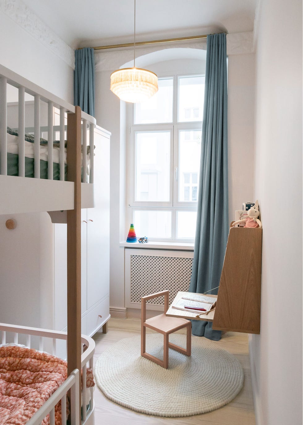 habitación infantil con literas y escritorio