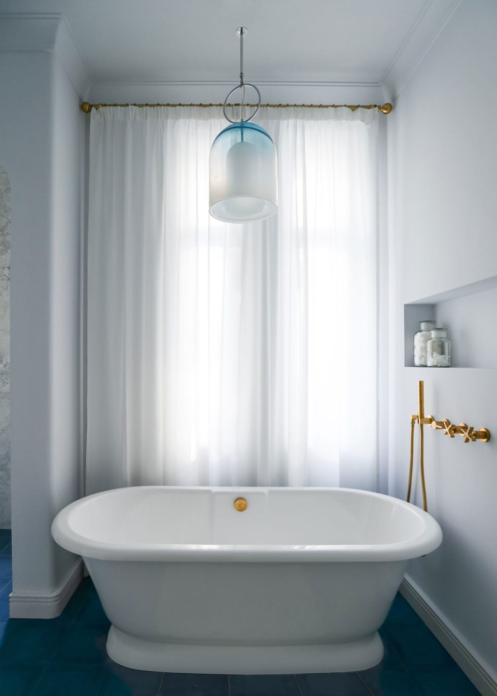 bañera clásica exenta con grifo dorado