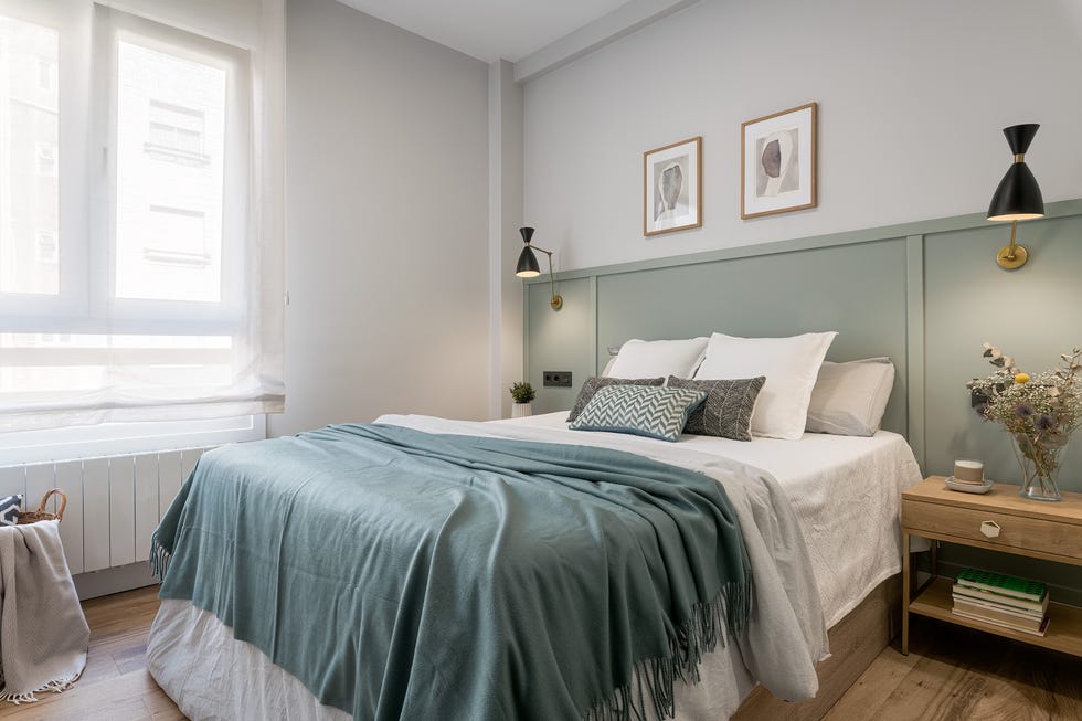 dormitorio con cabecero a medida en color verde empolvado y apliques integrados