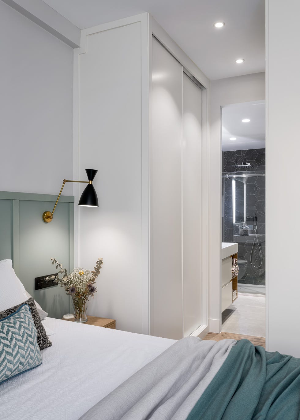 dormitorio con baño en suite