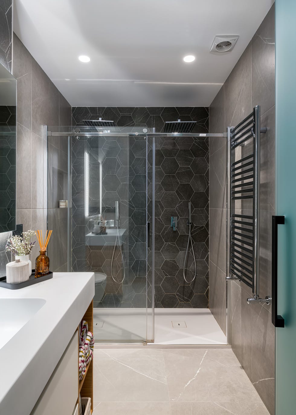 baño moderno con ducha revestida con azulejos hexagonales