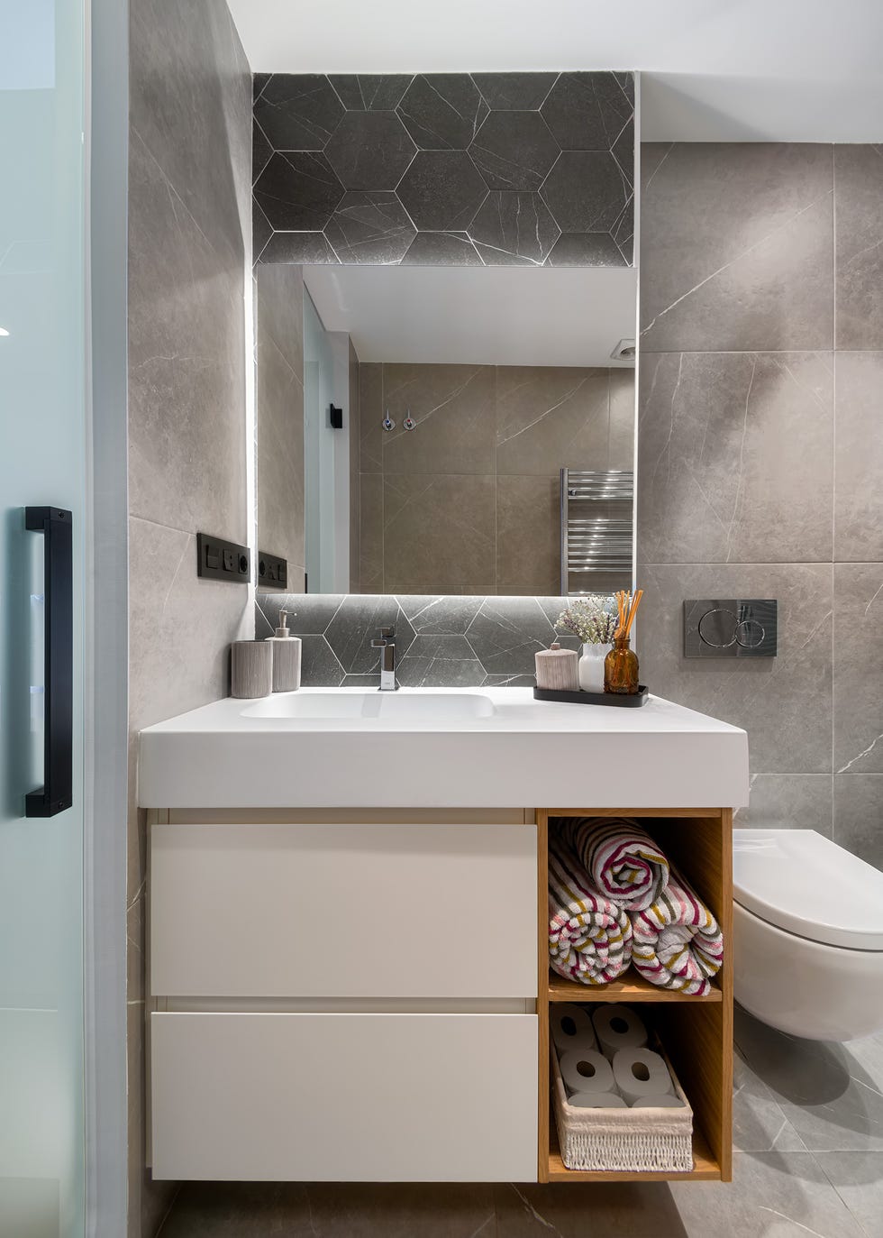 baño moderno con mueble de lavabo suspendido