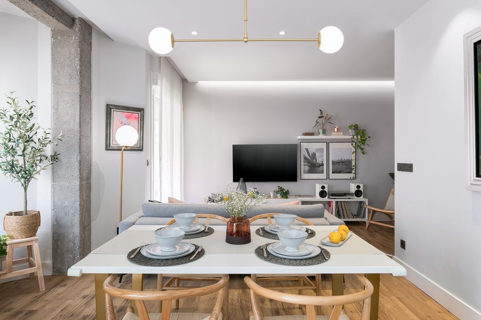 salón comedor con vigas vistas