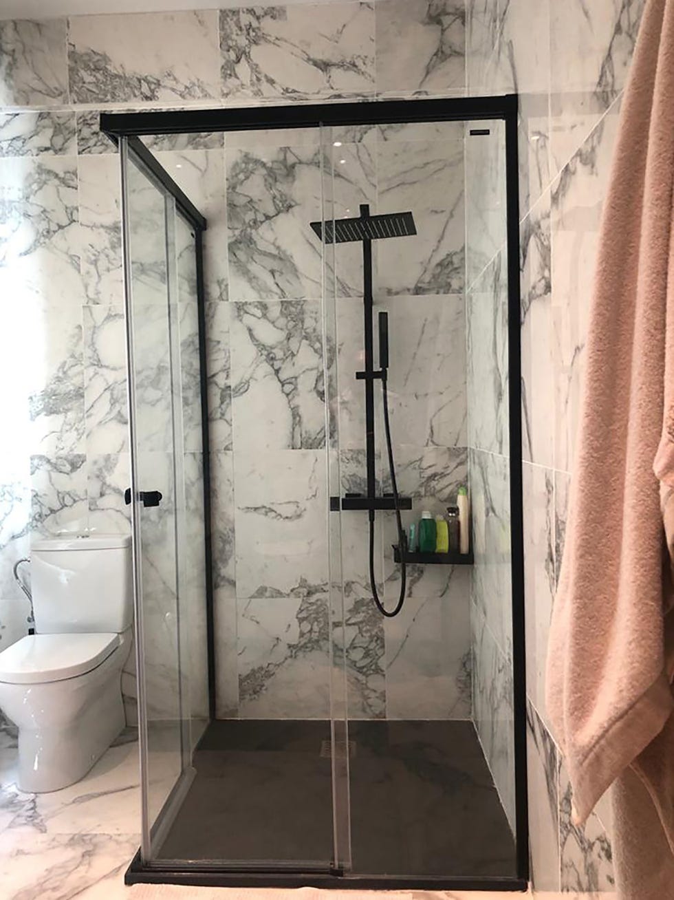 baño con ducha de obra con suelos y paredes de mármol