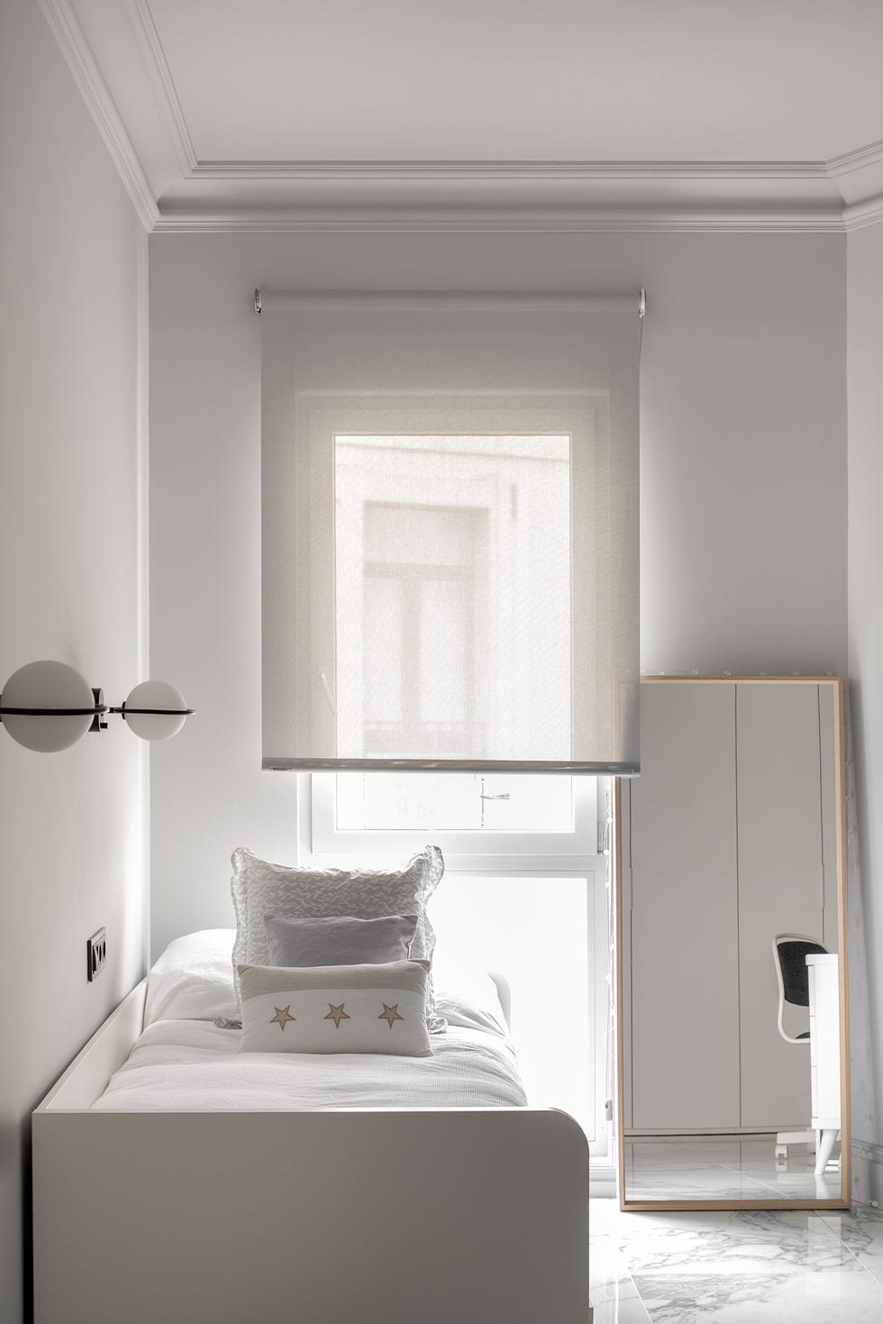 habitación infantil decorado en blanco con suelo de mármol