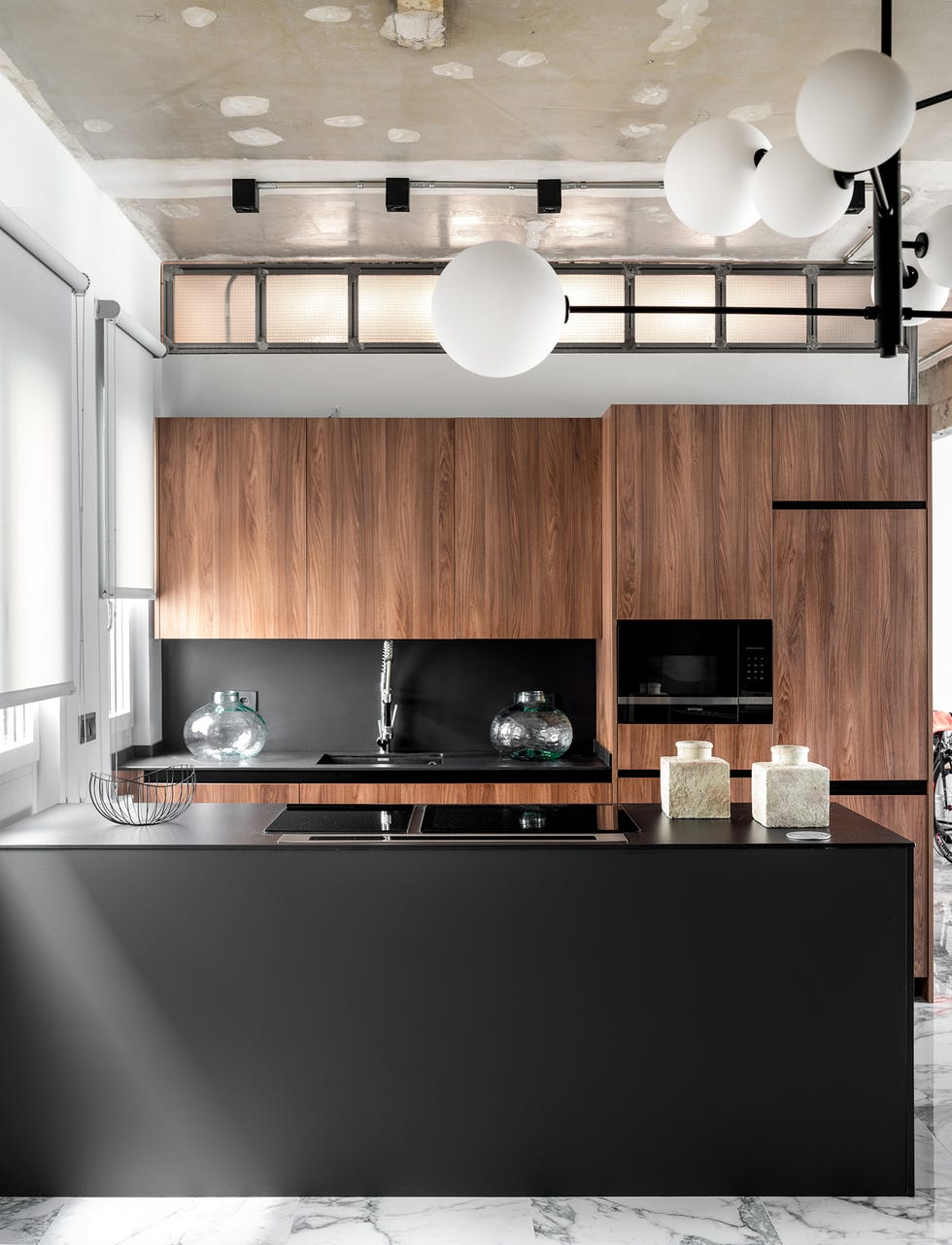 cocina abierta con península de diseño en negro y estilo industrial