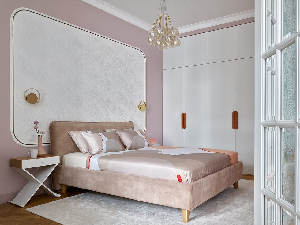 dormitorio de estilo mid century decorado en blanco y rosa