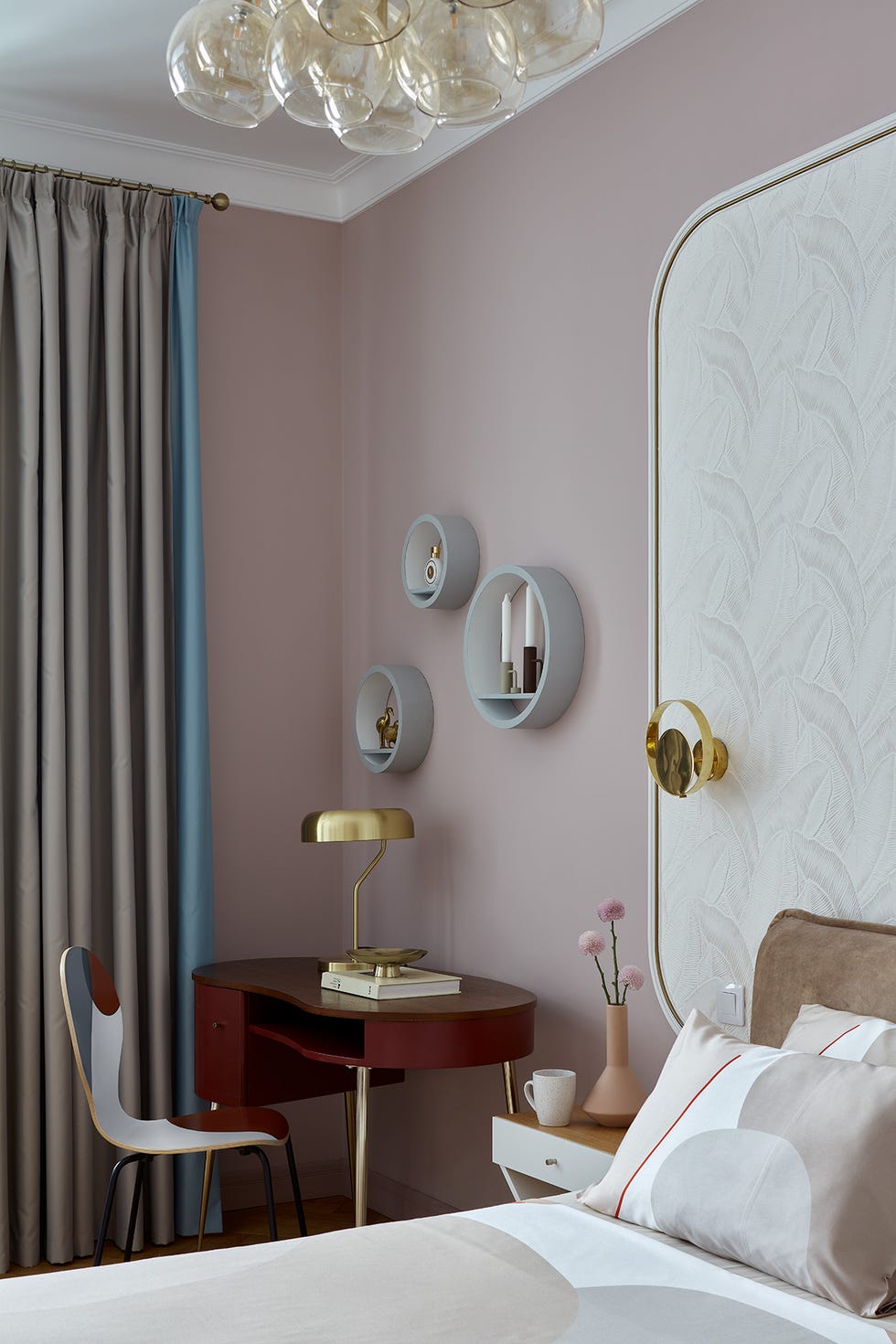 dormitorio de estilo mid century decorado en blanco y rosa