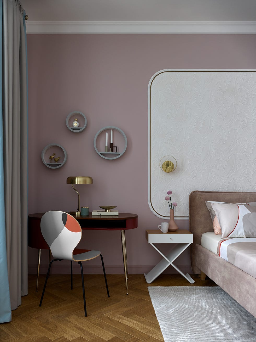 dormitorio de estilo mid century decorado en blanco y rosa