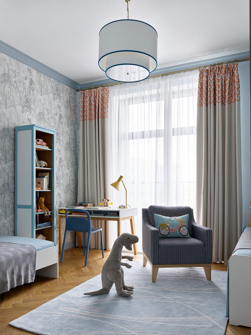 dormitorio infantil con dos camas y escritorio decorado en tonos azules
