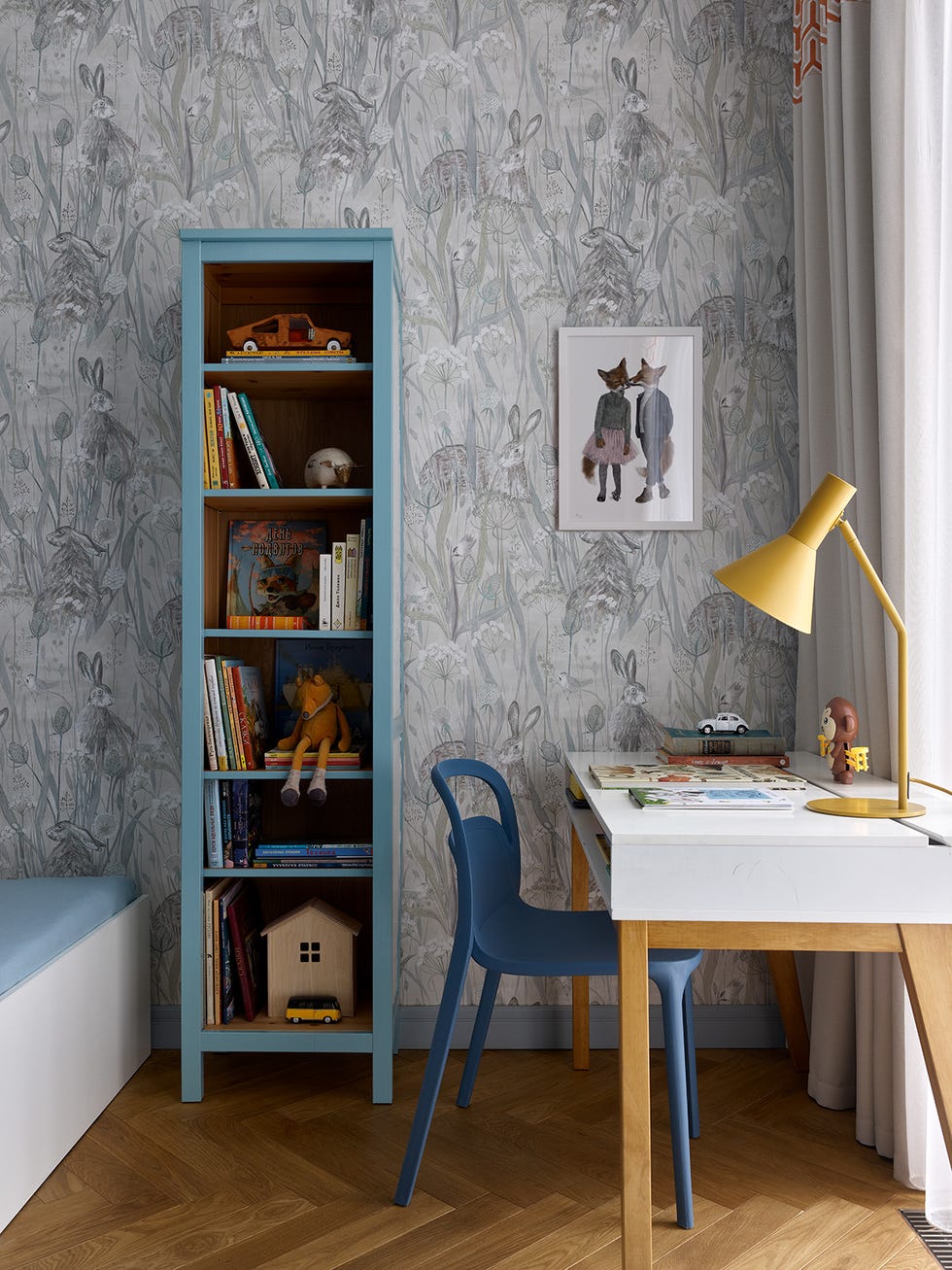 habitación infantil decorada con papel pintado de fauna y flora en tonos grises y azules
