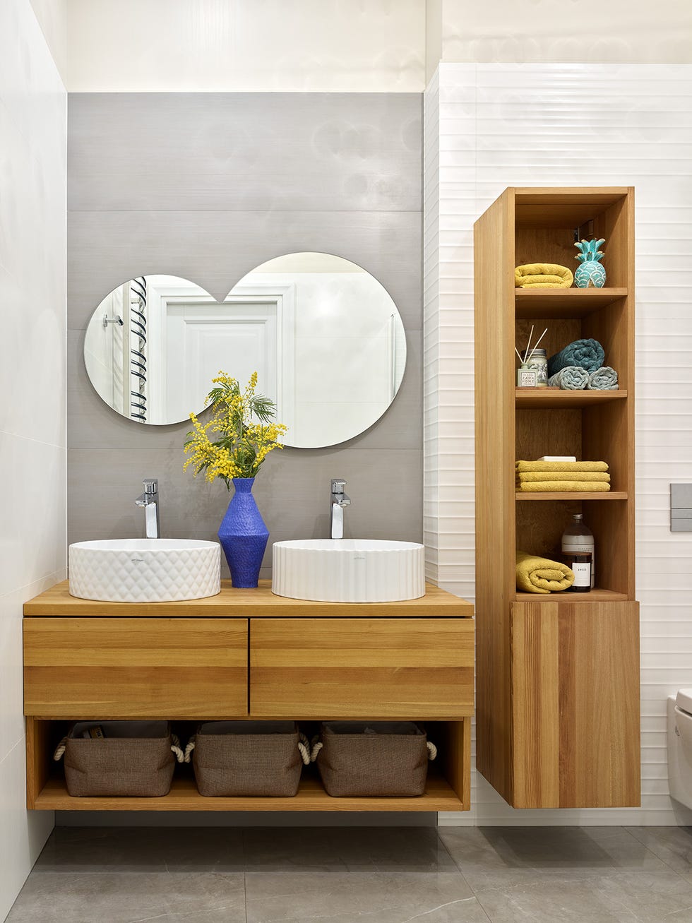 baño moderno con dos lavabos y mueble de madera suspendido