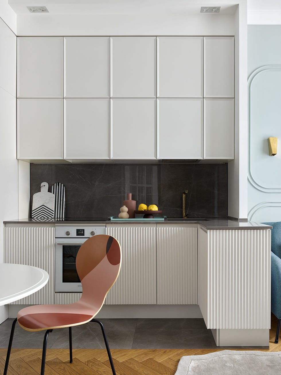 cocina con office de diseño mid caentury