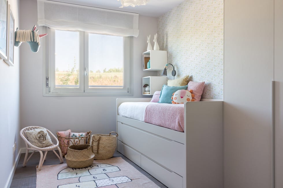 habitación infantil con cama nido y papel pintado con colores pastel