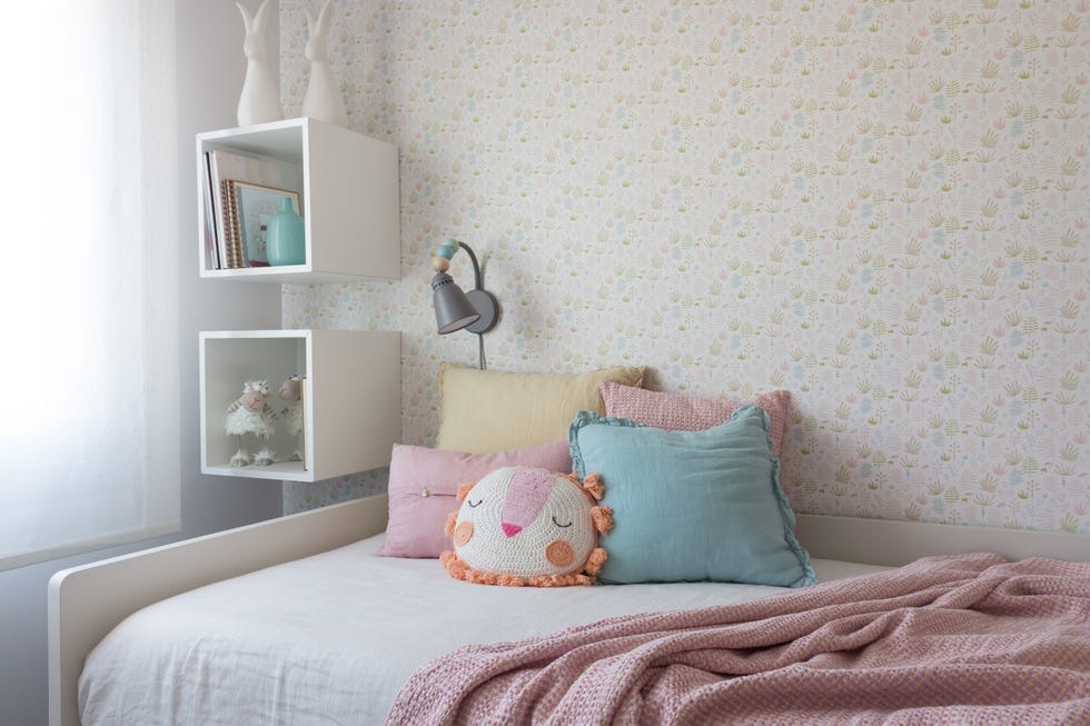 habitación infantil con cama nido y papel pintado con colores pastel