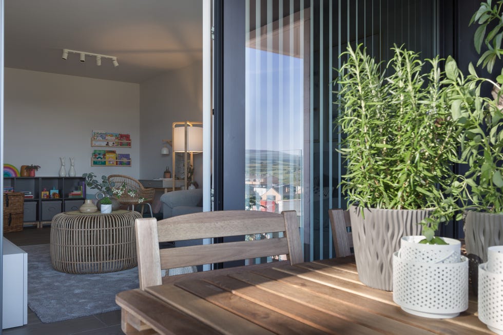 terraza con mesa y sillas de madera