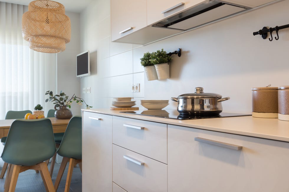 cocina blanca con office