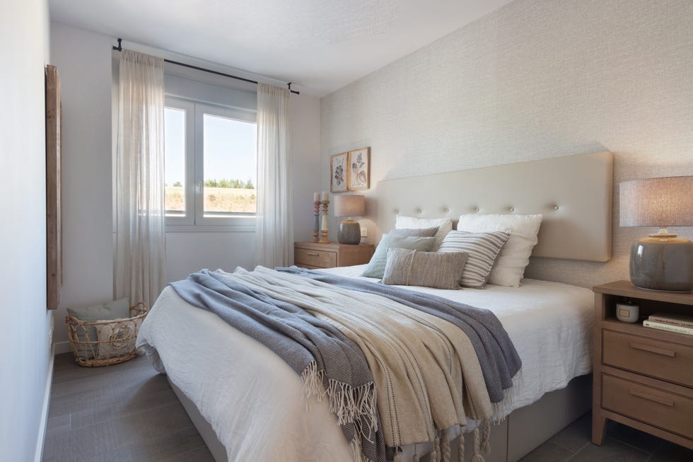 dormitorio decorado en tonos neutros con cabecero acolchado beige
