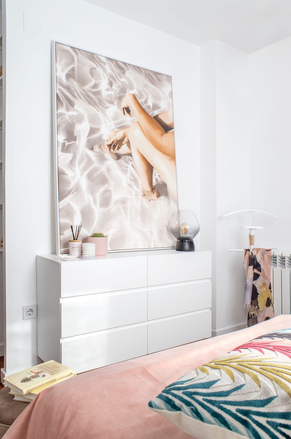 dormitorio con cómoda blanca nórdica y cuadro de gran tamaño
