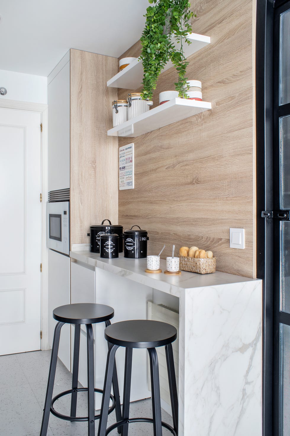 cocina moderna con barra de mármol y frente de madera